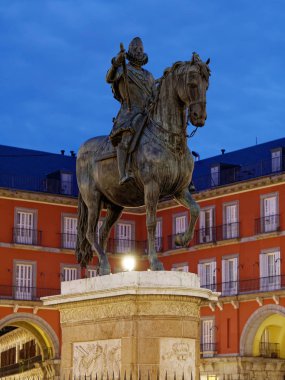 Şafak vakti Madrid Plaza Belediye Başkanı Felipe Iii Heykeli veya Alacakaranlık Perspektifi