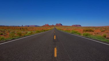 Arizona Usa 'daki Anıt Vadisi manzarasına giden uzun ve boş bir yol.