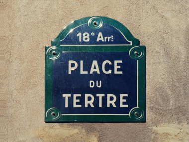 Montmartre bölgesinde Paris Place du Tertre plakası