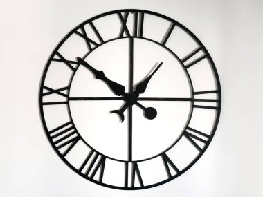 Roma rakamları olan büyük klasik duvar saati.