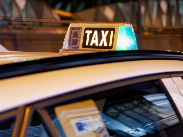 Πράσινο φως για την πινακίδα ταξί το βράδυ — Φωτογραφία Αρχείου