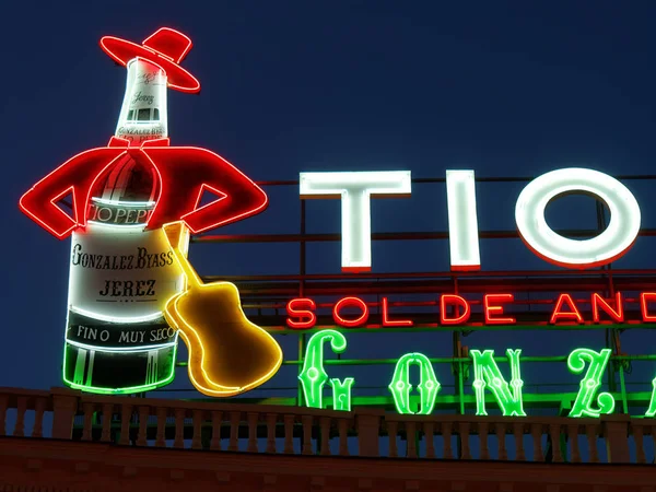 Primer plano de la famosa marca de Tio Pepe de Jerez signo de neón por la noche en Puerta del Sol —  Fotos de Stock