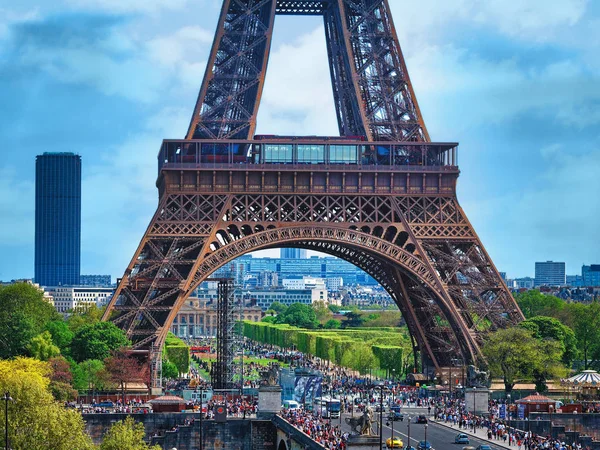 Cestovní ruch v Eiffelově věži v Paříži na jaře — Stock fotografie
