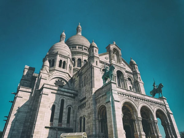 Basilica Sacre Coeur a Parigi Francia con cielo azzurro chiaro vecchio effetto foto . — Foto Stock