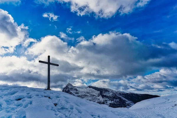 Cruz de madeira nas montanhas com neve — Fotografia de Stock