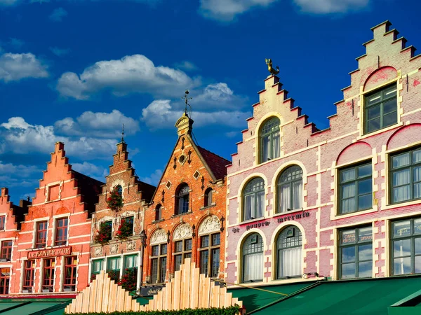 Belçika 'nın Bruges kentindeki Pazar Meydanı' nda geleneksel renkli Belçika evleri manzaralı — Stok fotoğraf
