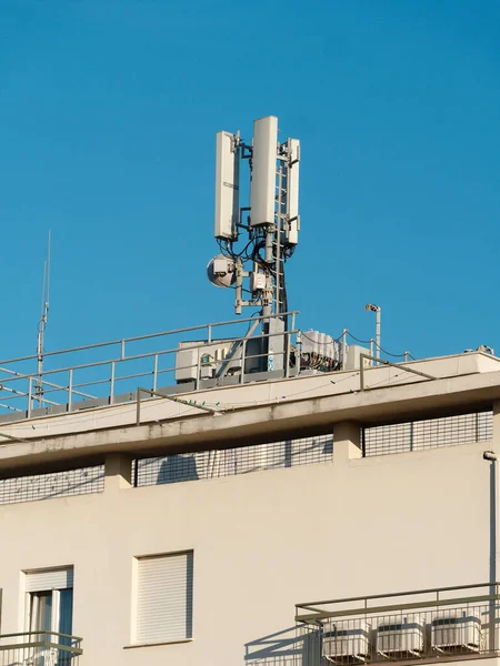 Antenne Communication mobile au sommet d'un bâtiment — Photo