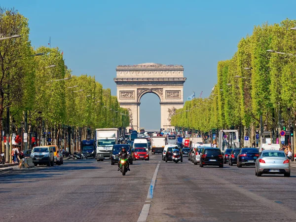 Parigi, Francia - aprile 2019: traffico sui campioni elysées con arco di trionfo sullo sfondo — Foto Stock