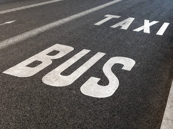 Λεωφορείο ταξί κείμενο λωρίδα στην άσφαλτο closeup — Φωτογραφία Αρχείου