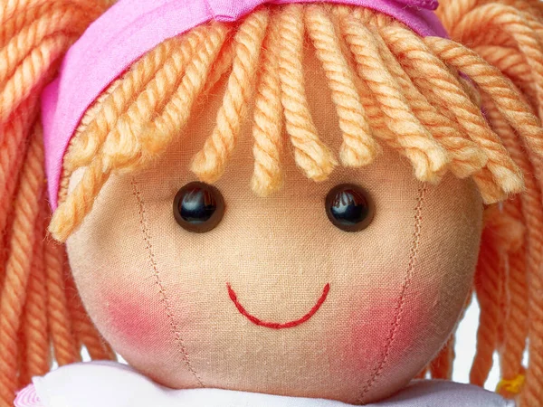 Close-up gezicht doek pop glimlachen op een witte achtergrond — Stockfoto