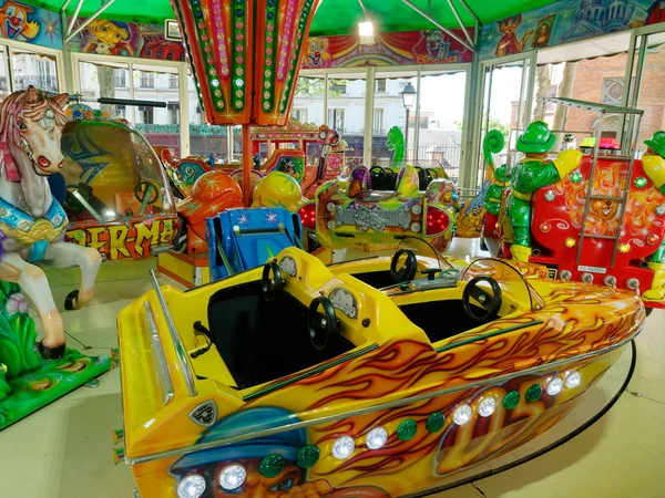 Carrusel en parque parque de atracciones para niños —  Fotos de Stock