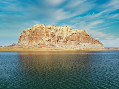 Güzel kanyon ve Utah, Powell Gölü 'ndeki yalnız kayalar.