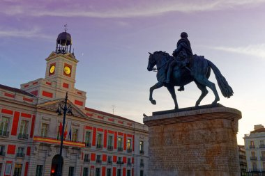 Saat Kulesi ve Kral II. Charles 'ın Binicilik Heykeli Madrid' deki Puerta del Sol anıtı, alacakaranlıkta İspanya