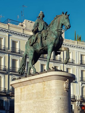 Kral'ın atlı heykeli charles III, anıtın üzerinde puerta del sol madrid, İspanya.