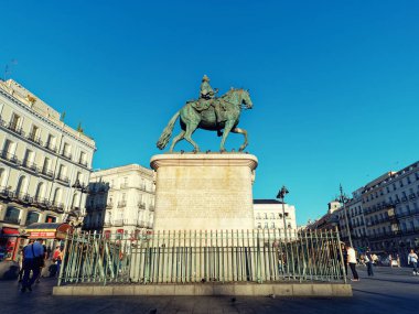 Kral'ın atlı heykeli charles III, anıtın üzerinde puerta del sol madrid, İspanya.
