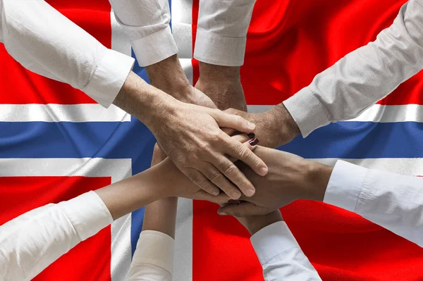 Grupo de pessoas juntando as mãos sobre acenando bandeira norwegian — Fotografia de Stock