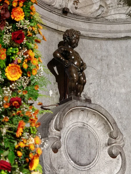 Manneken pis bebê urinar estátua fonte em Bruxelas à noite . — Fotografia de Stock