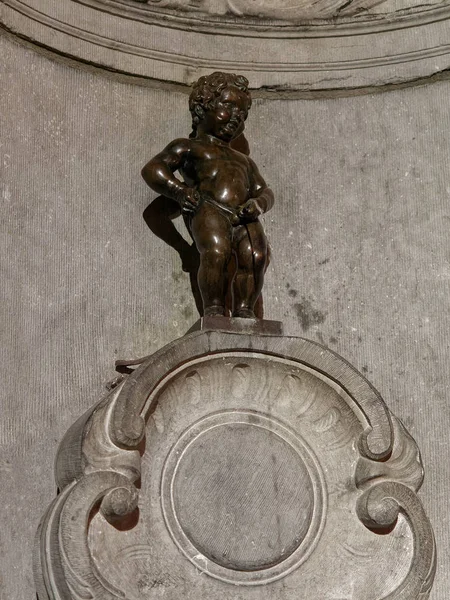 Manneken pis bebê urinar estátua fonte em Bruxelas à noite . — Fotografia de Stock