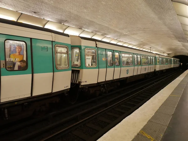 Paris, Fransa - Nisan 2019: metro istasyonunda metropol treni — Stok fotoğraf