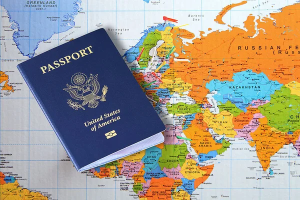 世界地图上的美利坚合众国护照 — 图库照片