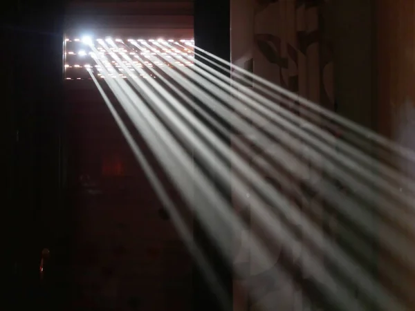 Rayos paralelos de efecto de luz a través de los agujeros del obturador de la ventana en la mañana — Foto de Stock