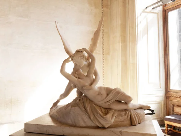 Paris, france - april 2019: psyche belebt durch Amors kuss-skulptur von antonio canova im rastermuseum — Stockfoto