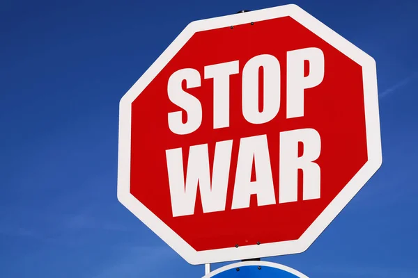 Знак "Остановите войну" против голубого чистого неба — стоковое фото
