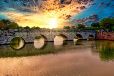Roma antik Tiberius ve Augusto köprüsü Rimini İtalya 'daki marecchia nehri üzerinde gün batımında ya da gün doğumunda