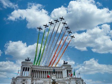 İtalya Ulusal Cumhuriyeti Hava Gösterisi Aerobatik Takım Çili Roma, İtalya 'da altare della patria üzerinde uçuyor