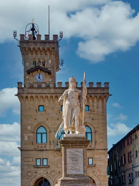 Turmuhr Des Öffentlichen Palastes Und Freiheitsstatue San Marino — Stockfoto