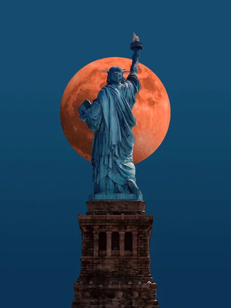 New York Özgürlük Heykeli Amerika Dev Kızıl Ayın Önünde — Stok fotoğraf