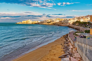 İtalya 'nın güneyindeki Apulia' daki küçük Vieste kasabasının panoramik manzarası. Gargano Ulusal Parkı, İtalya, Avrupa 'daki Vieste kıyı kasabası.