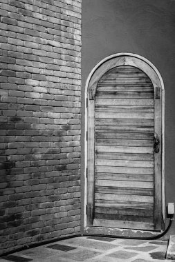 Tuğla duvar ahşap kapı