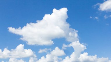 Bulutlu mavi gökyüzü