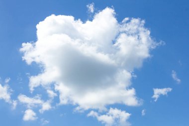 Bulutlu mavi gökyüzü