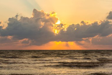 denize güzel tropik gün batımı
