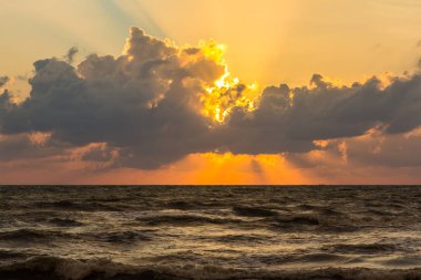 denize güzel tropik gün batımı