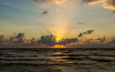 denize güzel tropik gün batımı