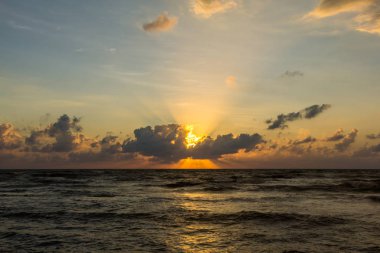 denize güzel tropik gün batımı