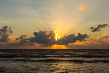 denize güzel tropik gün batımı