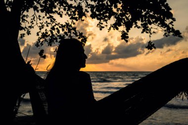 Bir hamak bir siluet kadını