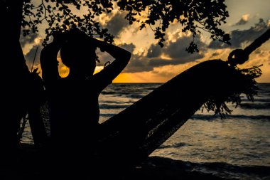 Bir hamak bir siluet kadını