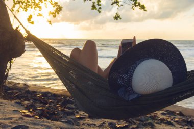 Bir hamak bir siluet kadını