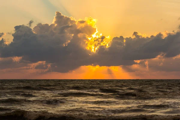 denize güzel tropik gün batımı