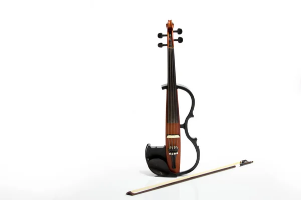 Электрическая скрипка в изоляции — стоковое фото