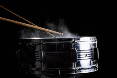Trampet üzerinde vurmak sopa davul