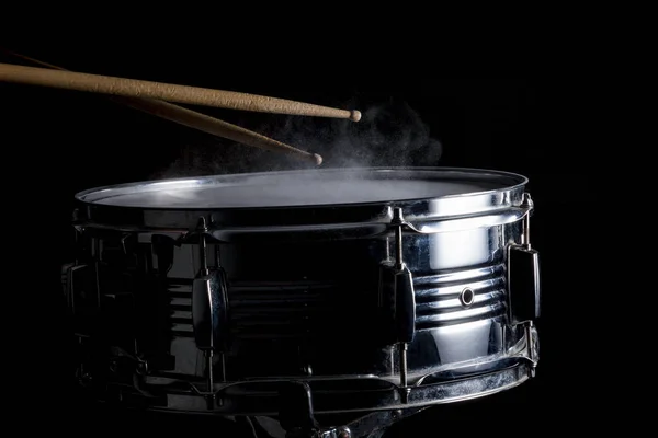 Tambor paus bateu no tambor snare — Fotografia de Stock