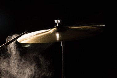 Crash vurdu davul sopa