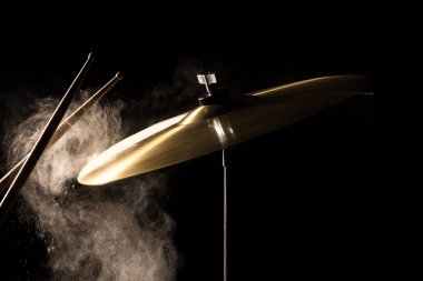 Crash vurdu davul sopa