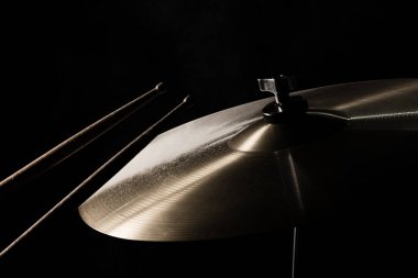 Crash vurdu davul sopa